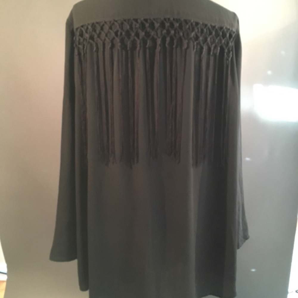 Black fringe shell